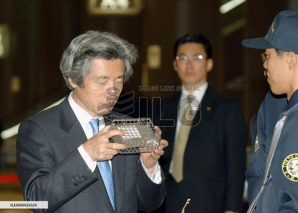 (2)Koizumi inspects security at Narita airport