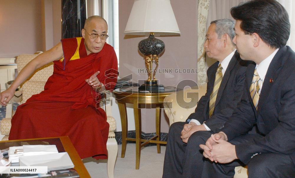 (1)Dalai Lama meets DPJ members at Narita airport