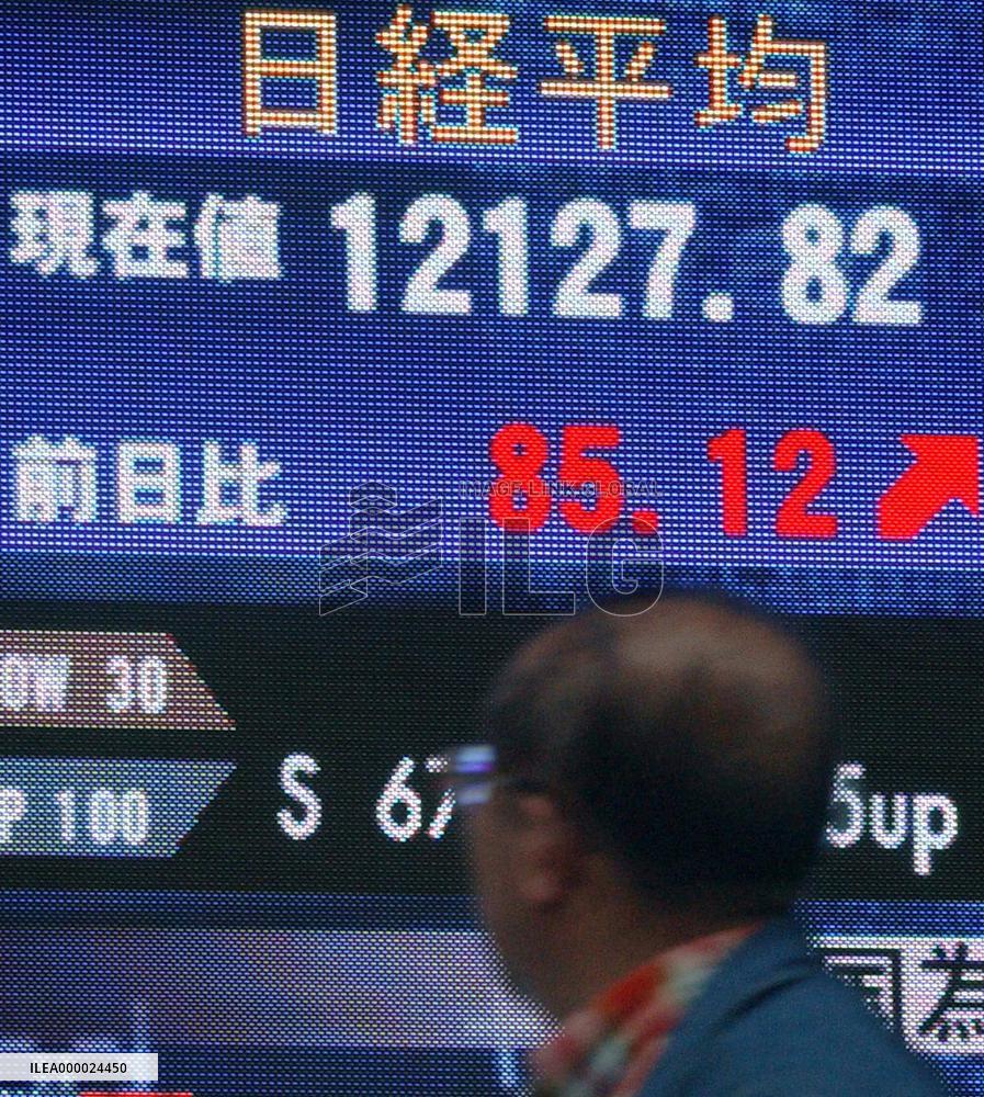 Tokyo stocks advance, key indexes hit fresh closing highs