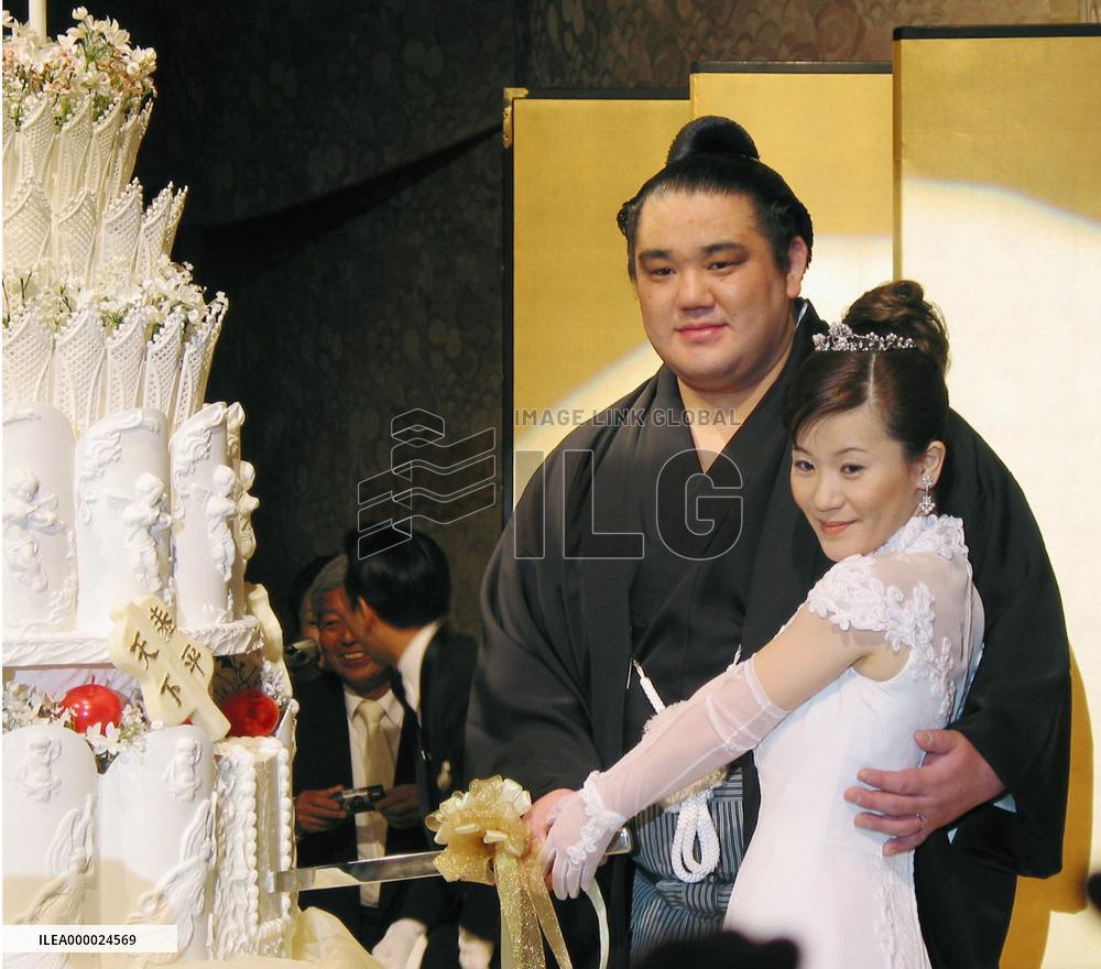 Sumo wresler Wakanosato marries