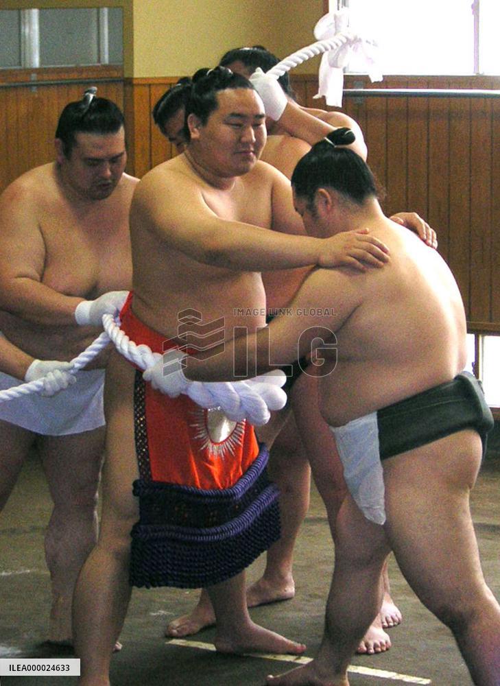 Asashoryu tries new champion's rope