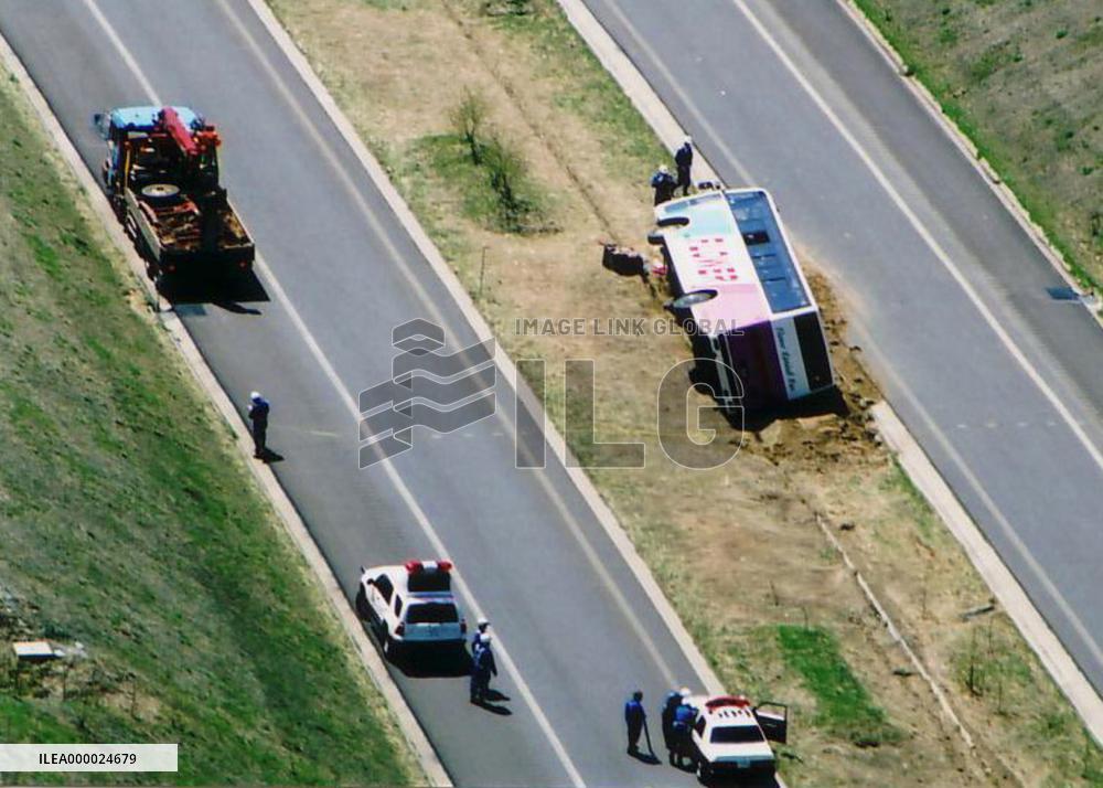 (1)1 dead, 27 hurt in Hokkaido tour bus accident