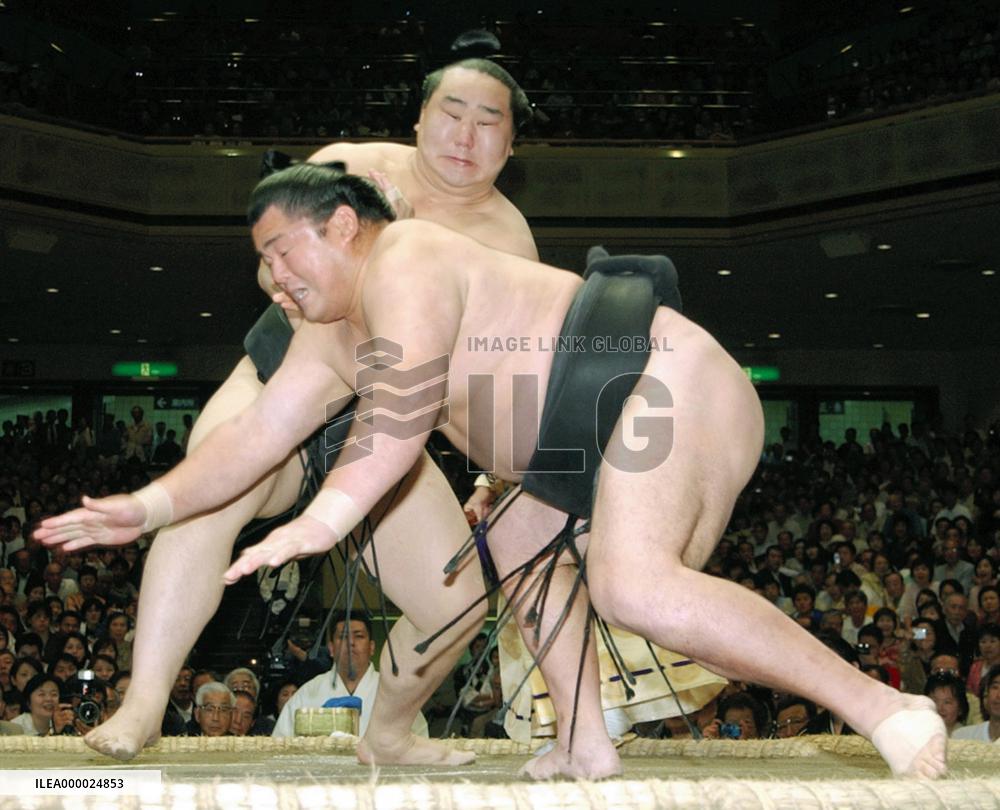 Asashoryu in lead at summer meet