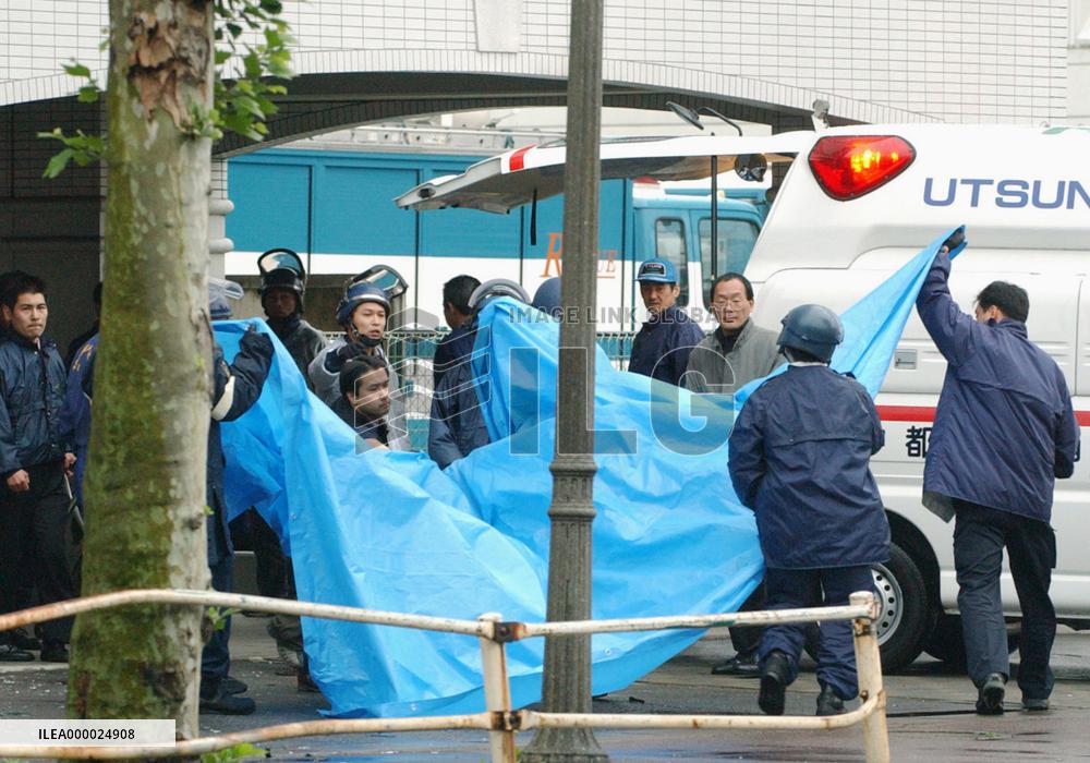 (2)Gangster, girlfriend kill selves as police storm condo