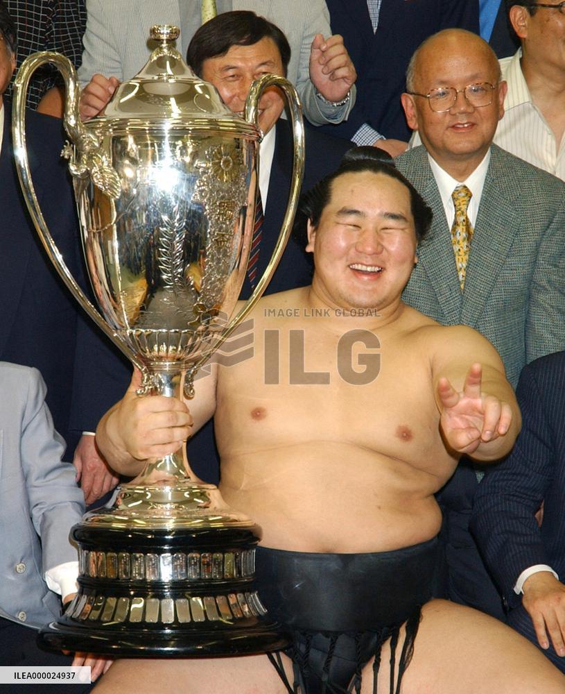 (2)Yokozuna Asashoryu of Mongolia wins summer sumo