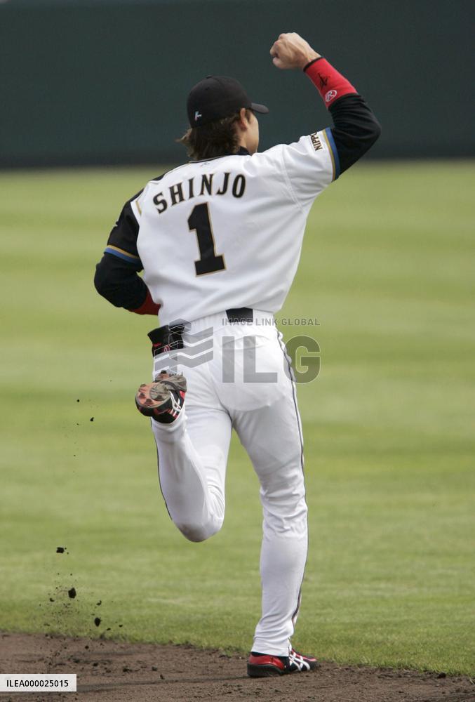 (2)Shinjo marks 1,000th career hit