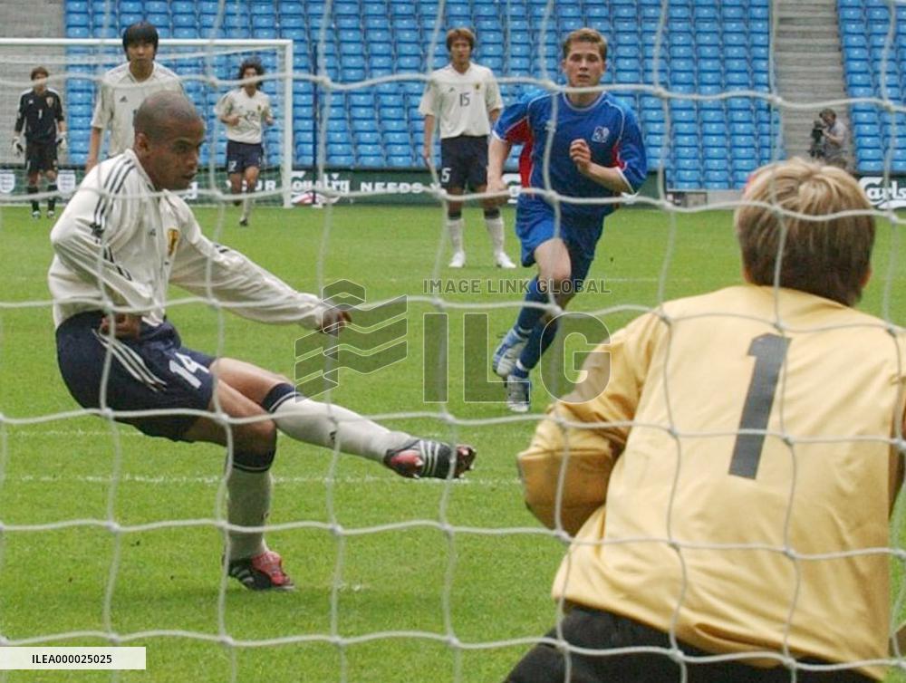 (3)Japan win battle over Iceland in England match