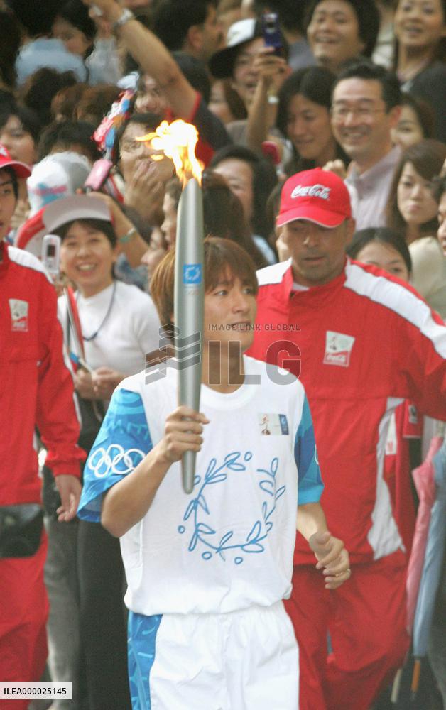 (8)Runners relay Olympic torch in Tokyo