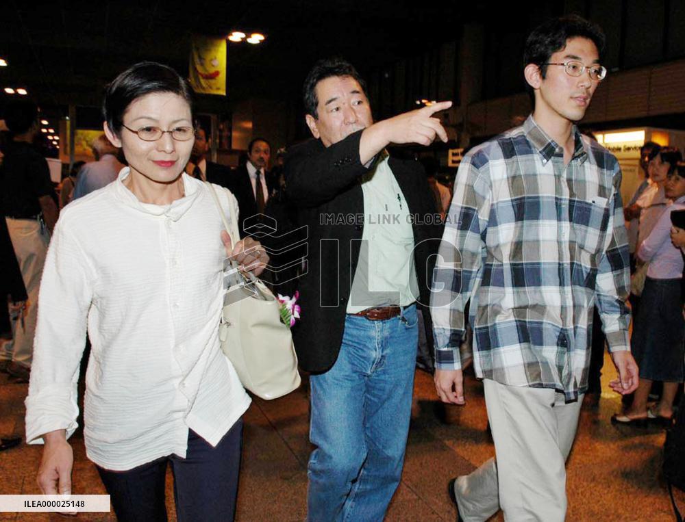 Bodies of 2 slain Japanese journalists arrive in Bangkok