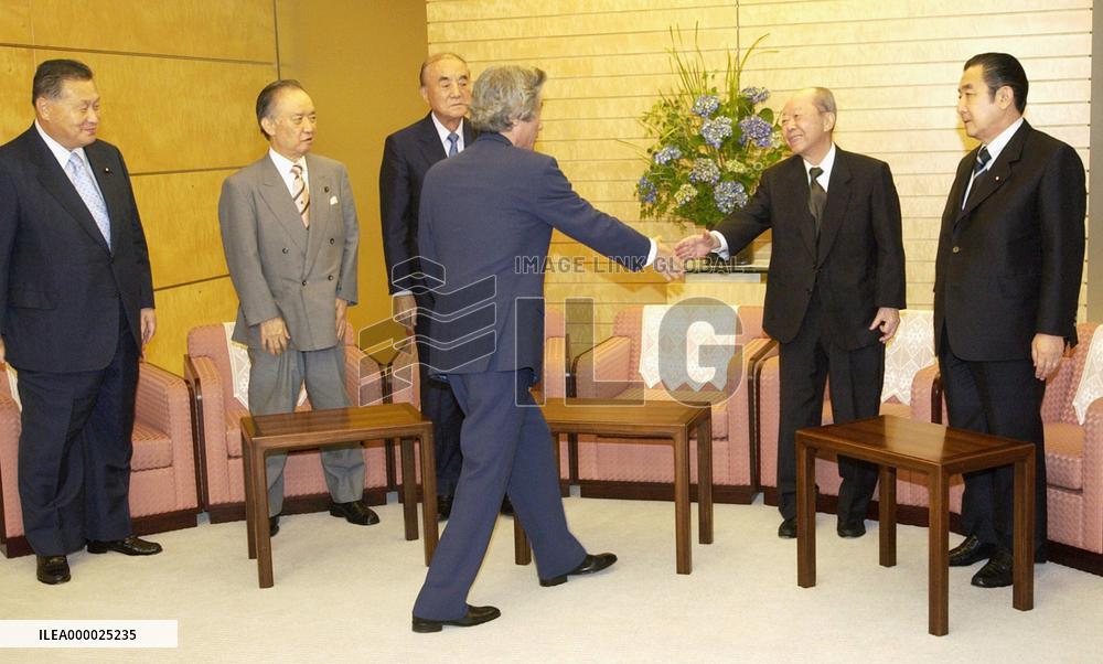 Koizumi meets former prime ministers on Iraq