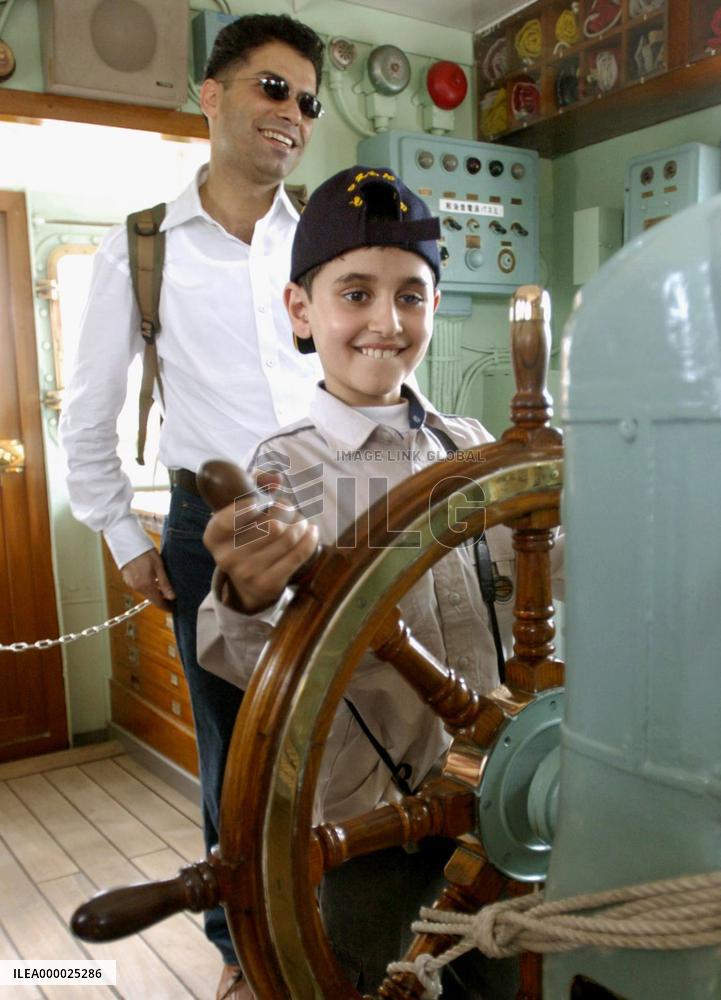 (1)Iraqi boy visits Yokohama for sightseeing