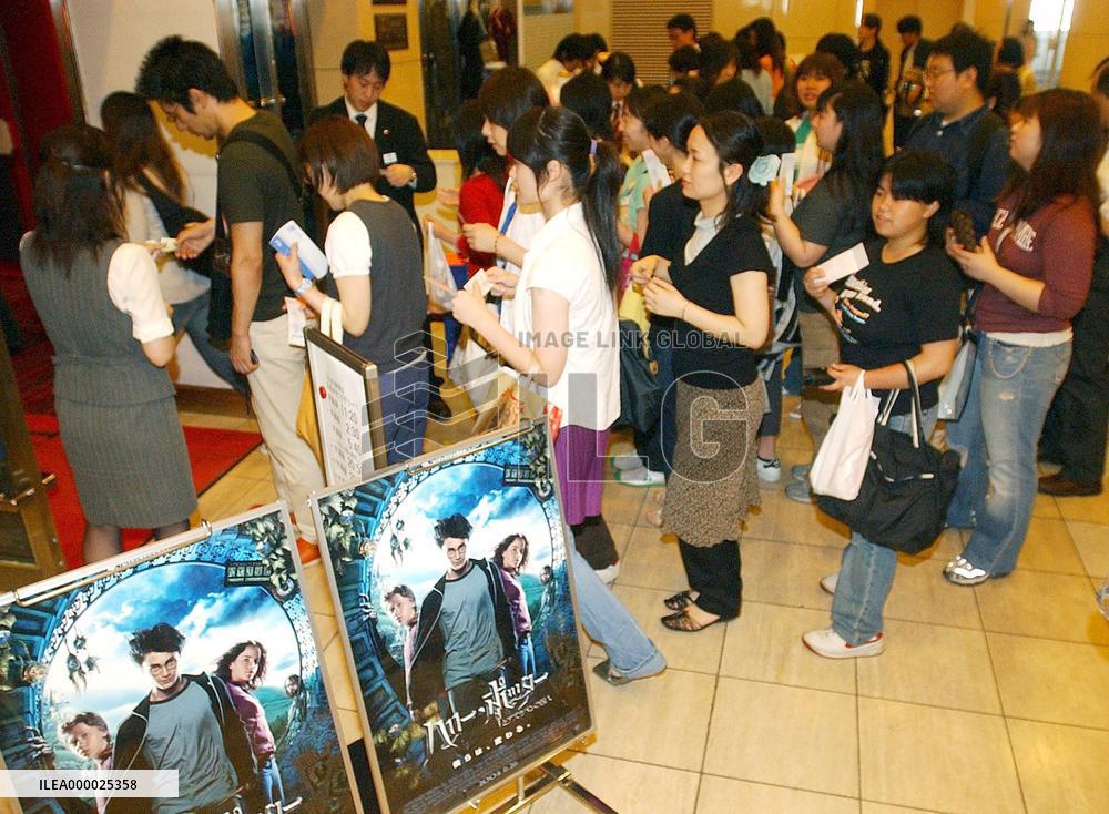 (2)New Harry Potter film released at 820 screens across Japan