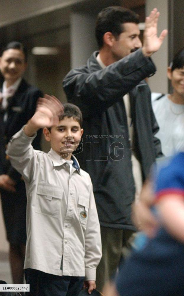 (2)Iraqi boy leaves for home after eye surgery