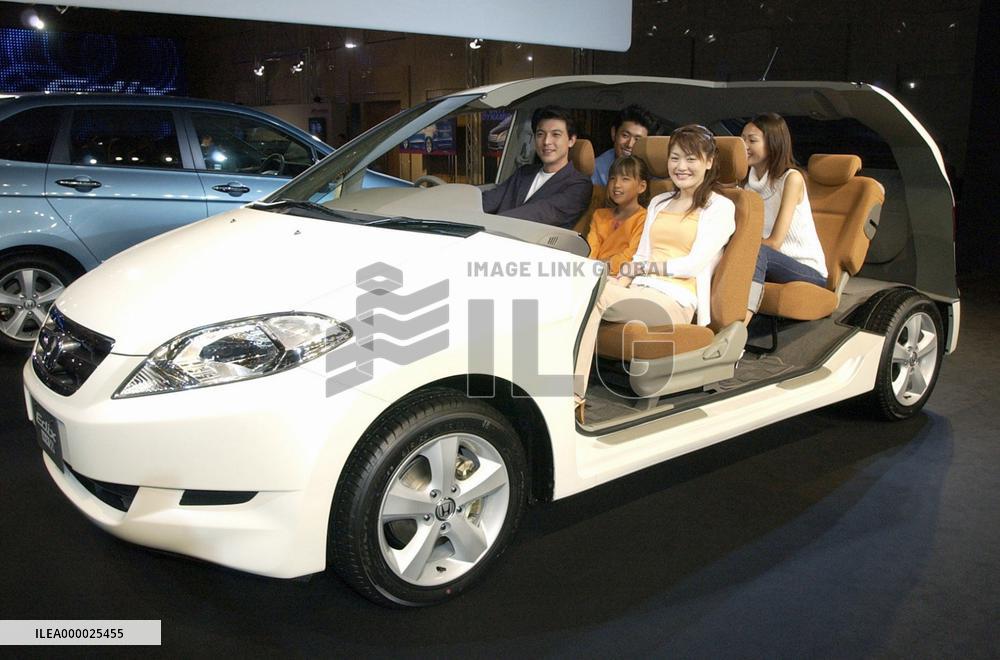 Honda unveils minivan with 'communication enhancing' layout