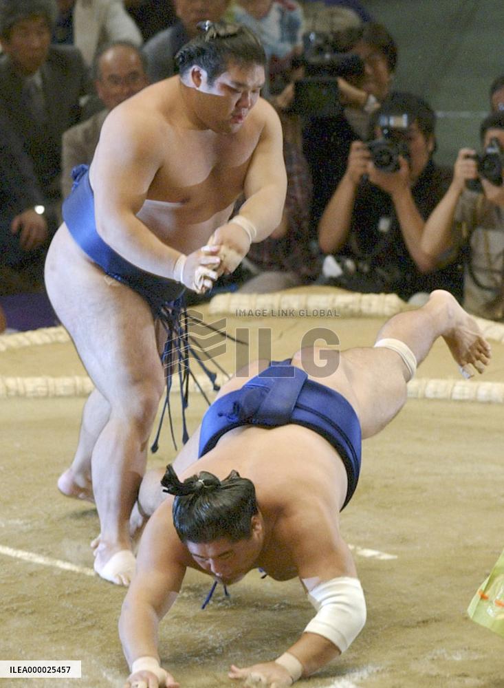 Tochiazuma beats Tamanoshima at Nagoya sumo tourney