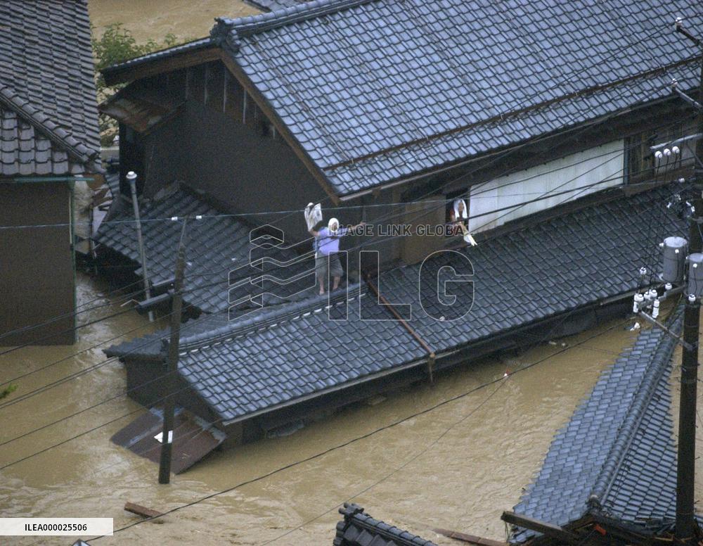 (7)2 die, 2 missing as Niigata, Fukushima caught in heavy rain