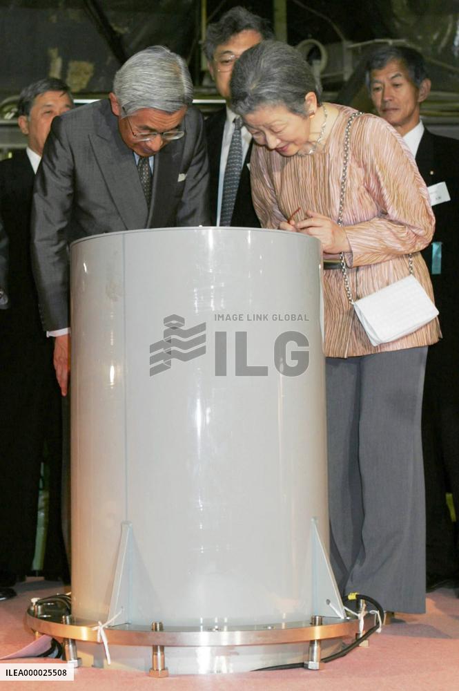Emperor, empress visit Super-Kamiokande