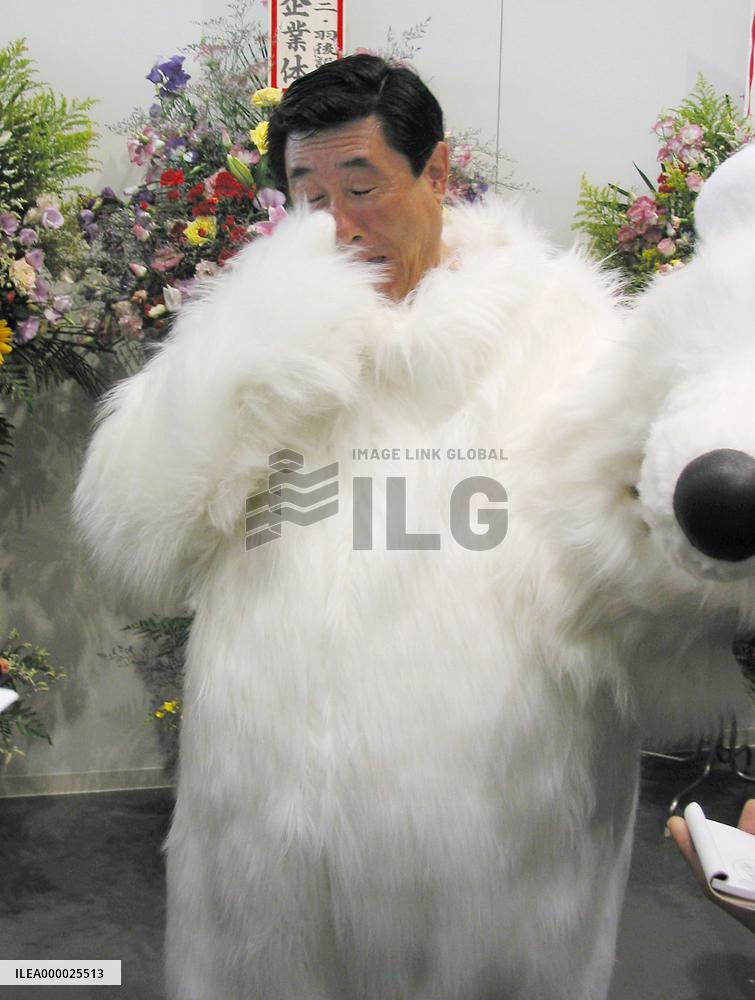 Mayor stands in as Canadian polar bear at aquarium opening