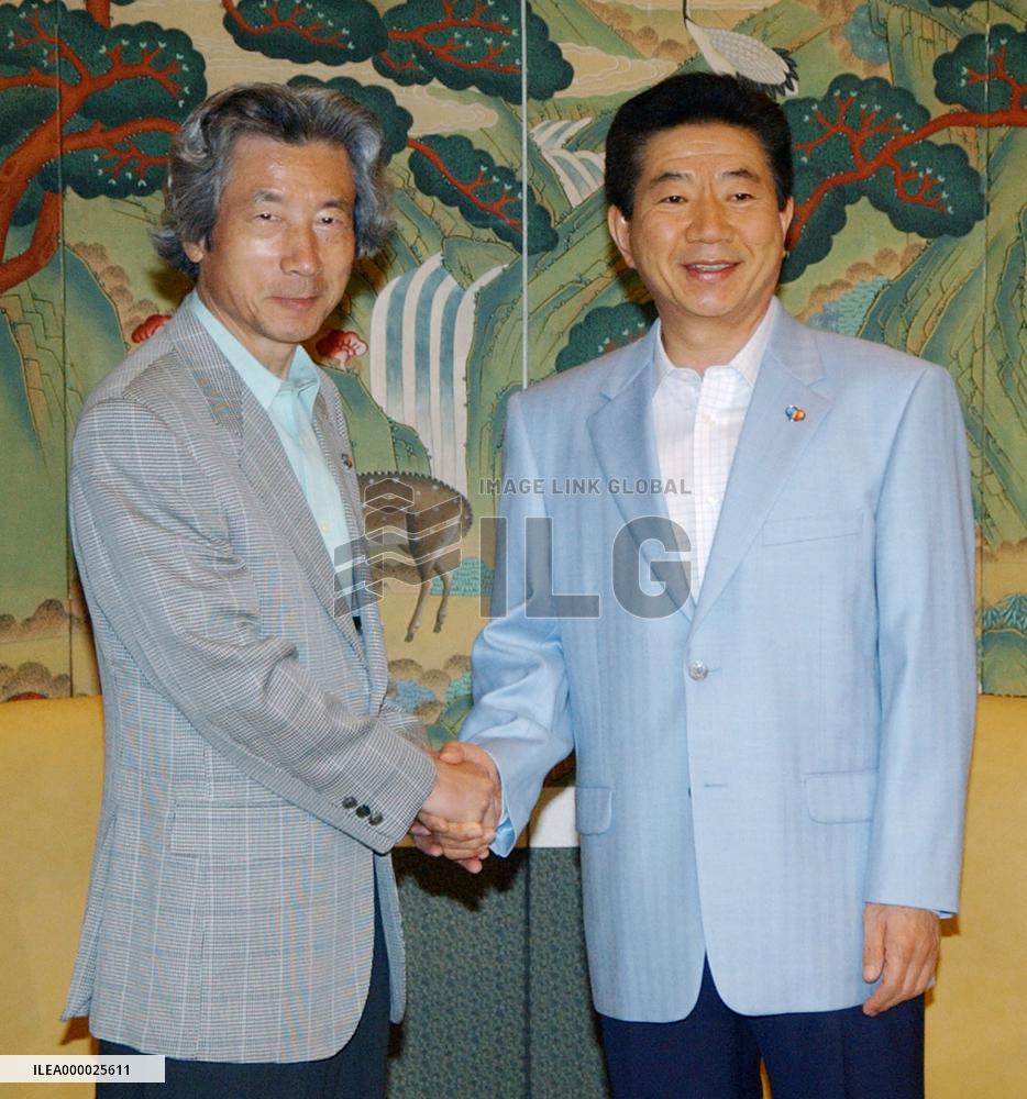 (3)Koizumi, Roh begin talks on Cheju Island