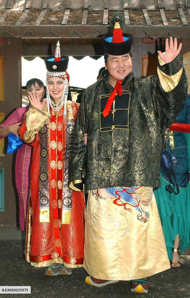 (1)Yokozuna Asashoryu holds wedding ceremony in Mongolia