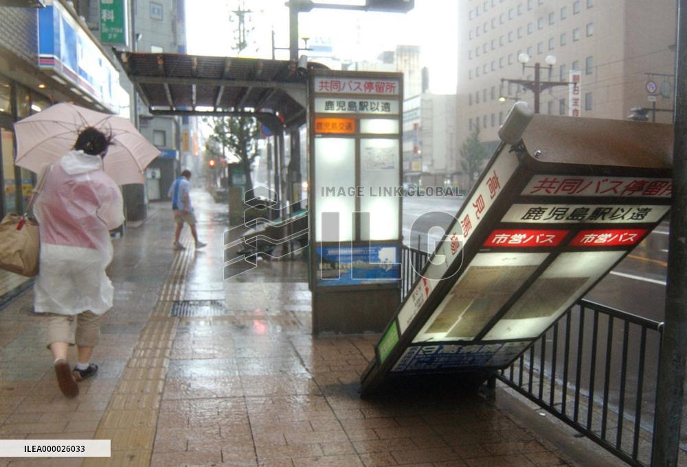 (1)Typhoon Chaba hits Kyushu