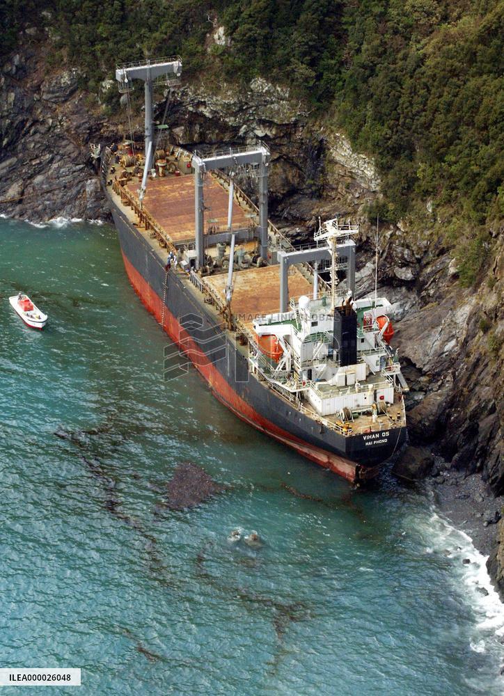 Vietnamese ship runs aground, 4 missing