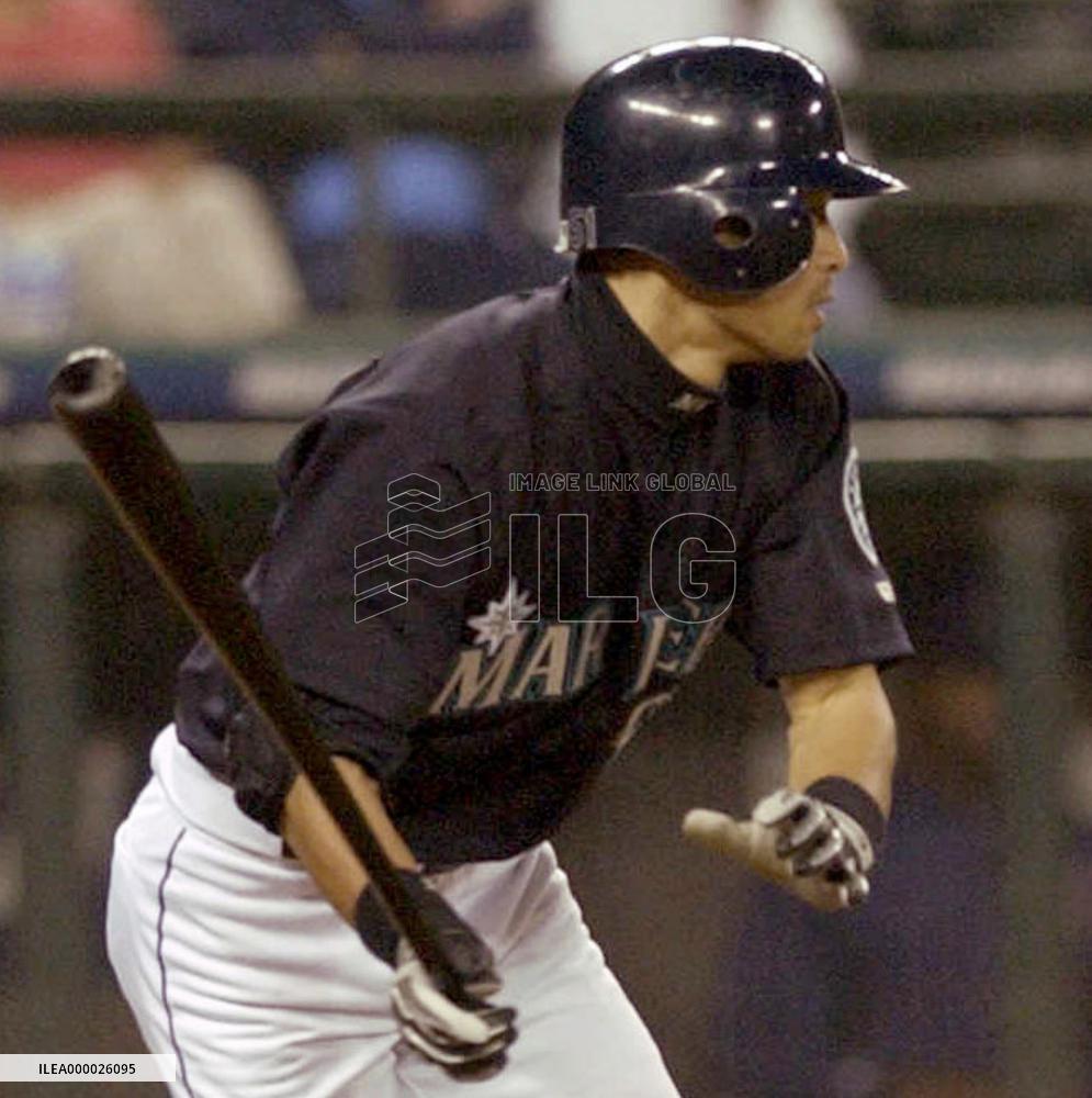 Ichiro continues to chase single-season record of hits