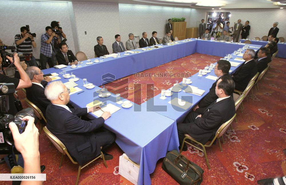Baseball representatives discuss ways to avoid strike