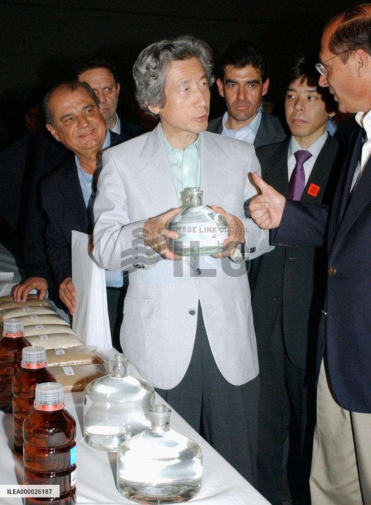 (5)Koizumi arrives in Brazil on 1st stop of 3-nation trip