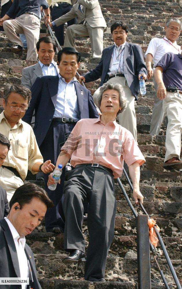 (1)Koizumi visits Mexican ruins