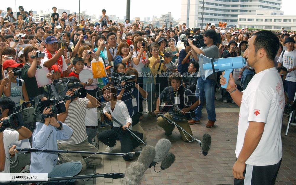 (5)Baseball fans gather at autograph sessions
