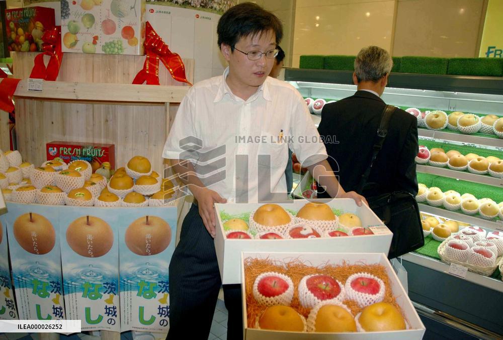 JETRO starts test-marketing Japanese fruits in Shanghai