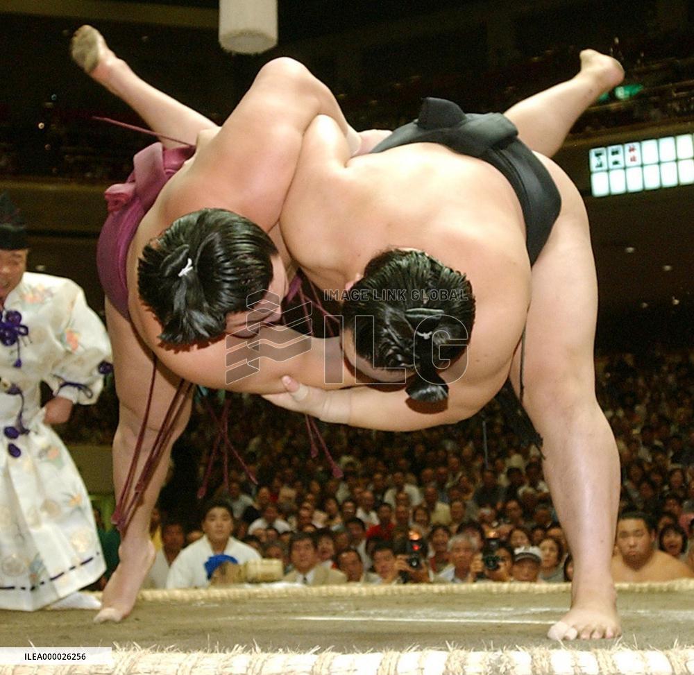 Yokozuna Asashoryu beats Hakuho