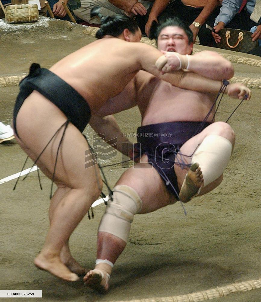 Asashoryu takes share of lead at autumn sumo