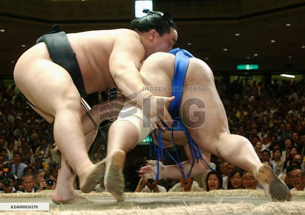 Asashoryu keeps share of lead at autumn sumo