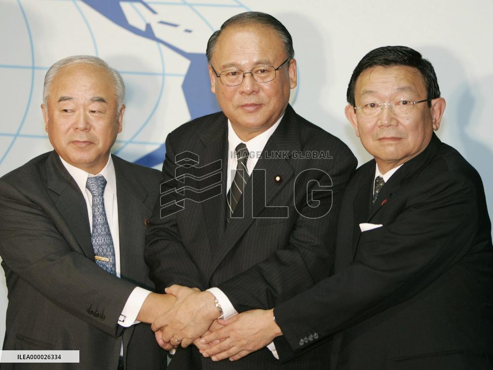 (4)Koizumi appoints new LDP leadership