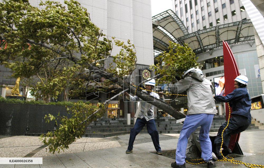 (2)Typhoon Meari strikes southern Japan