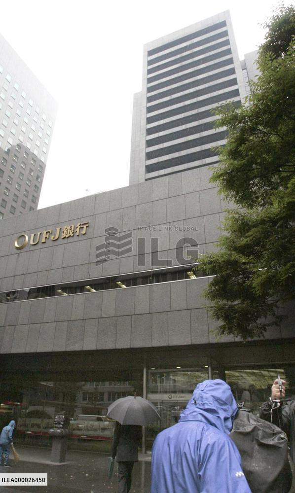 Prosecutors raid UFJ Bank for obstructing FSA inspections