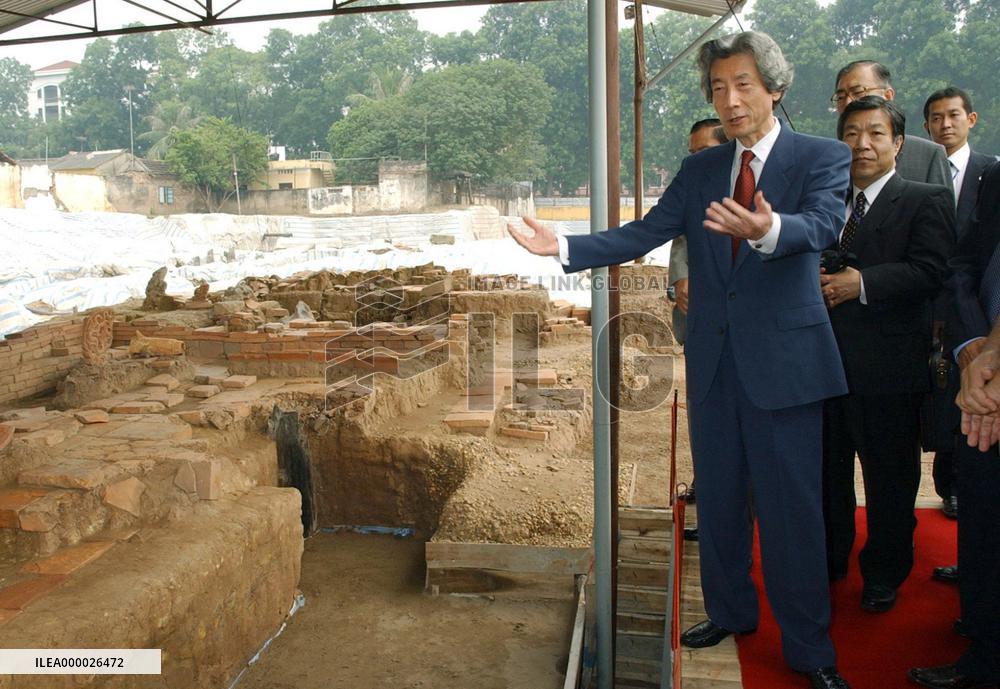 (1)Koizumi visits Hanoi's Thang Long remains