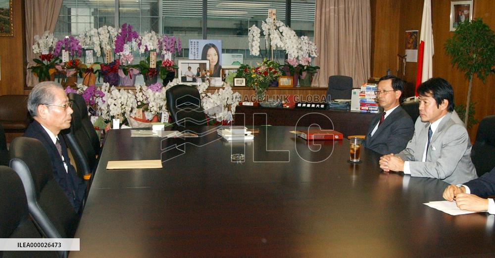 (1)METI chief Nakagawa, Daiei's Takagi meet over retailer's reha