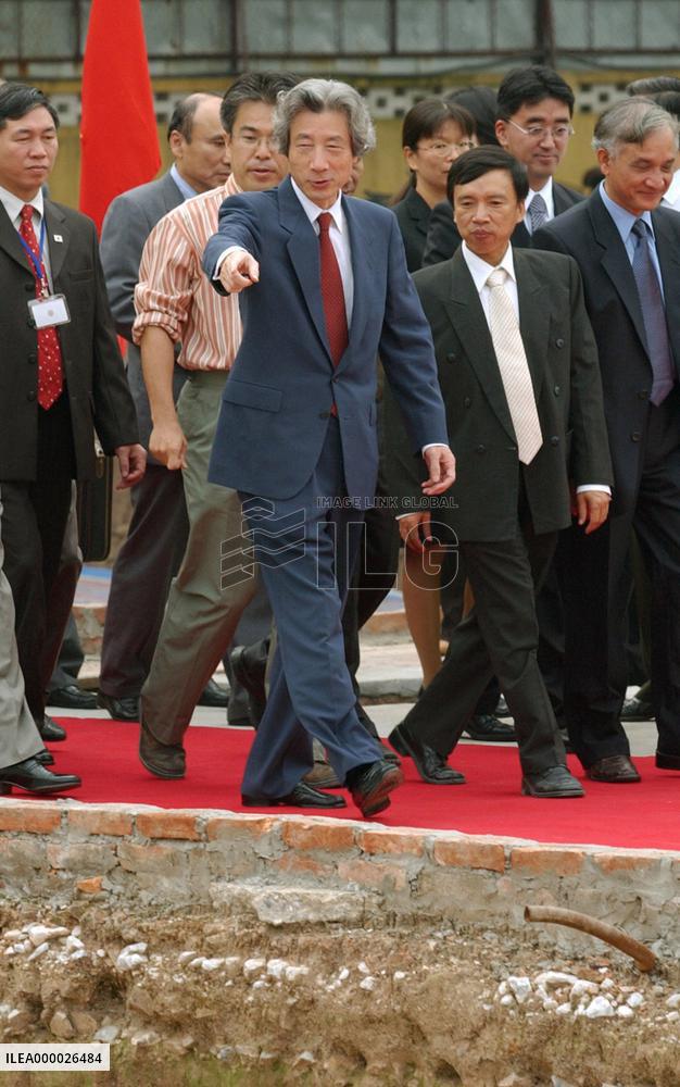 (3)Koizumi visits Hanoi's Thang Long remains