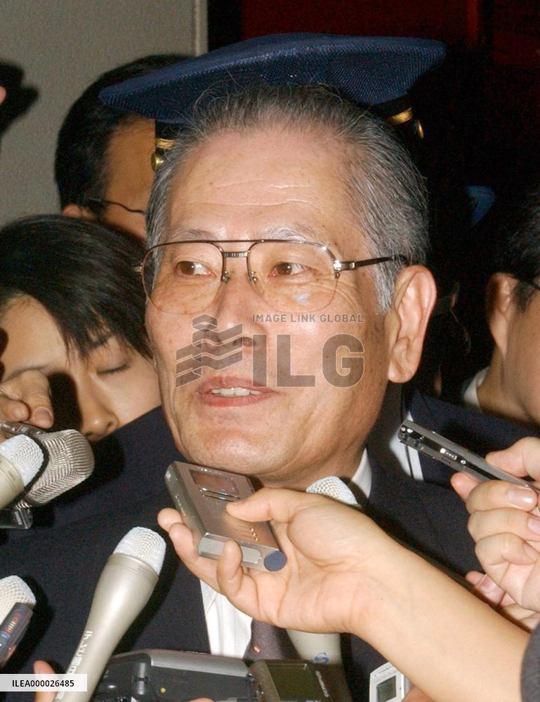(3)METI chief Nakagawa, Daiei's Takagi meet over retailer's reha