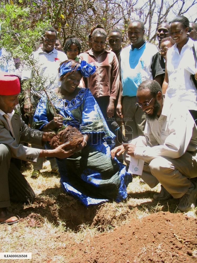 (2)Kenyan Nobel peace laureate criticizes U.S. war against Iraq