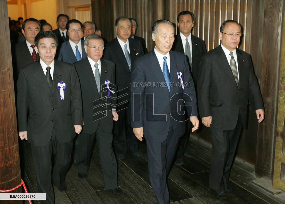 (2) 79 lawmakers including Takebe visit Yasukuni for fall festiv