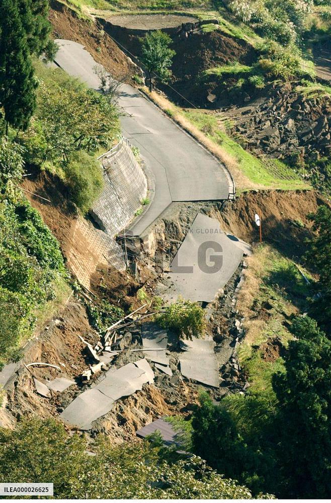 (1)Powerful quakes hit northern Japan along the Sea of Japan