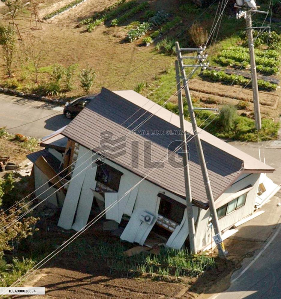 (2)Powerful quakes hit northern Japan along the Sea of Japan
