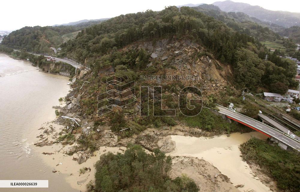 (7)Powerful quakes hit northern Japan along the Sea of Japan