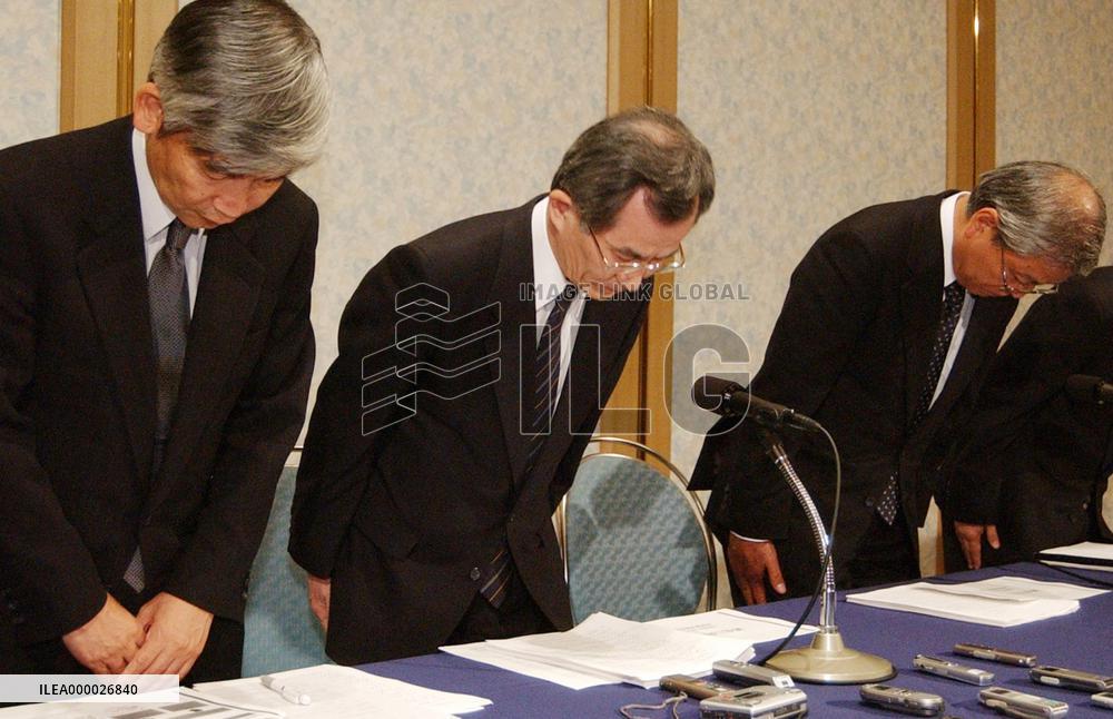 (1)TSE to delist Seibu Railway stock after disclosure scandal