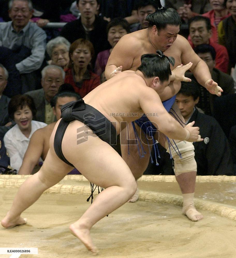 Asashoryu scores 2nd straight win at Kyushu sumo