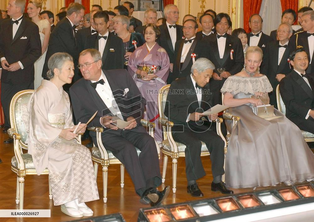(1)Danish royal couple enjoy pantmime